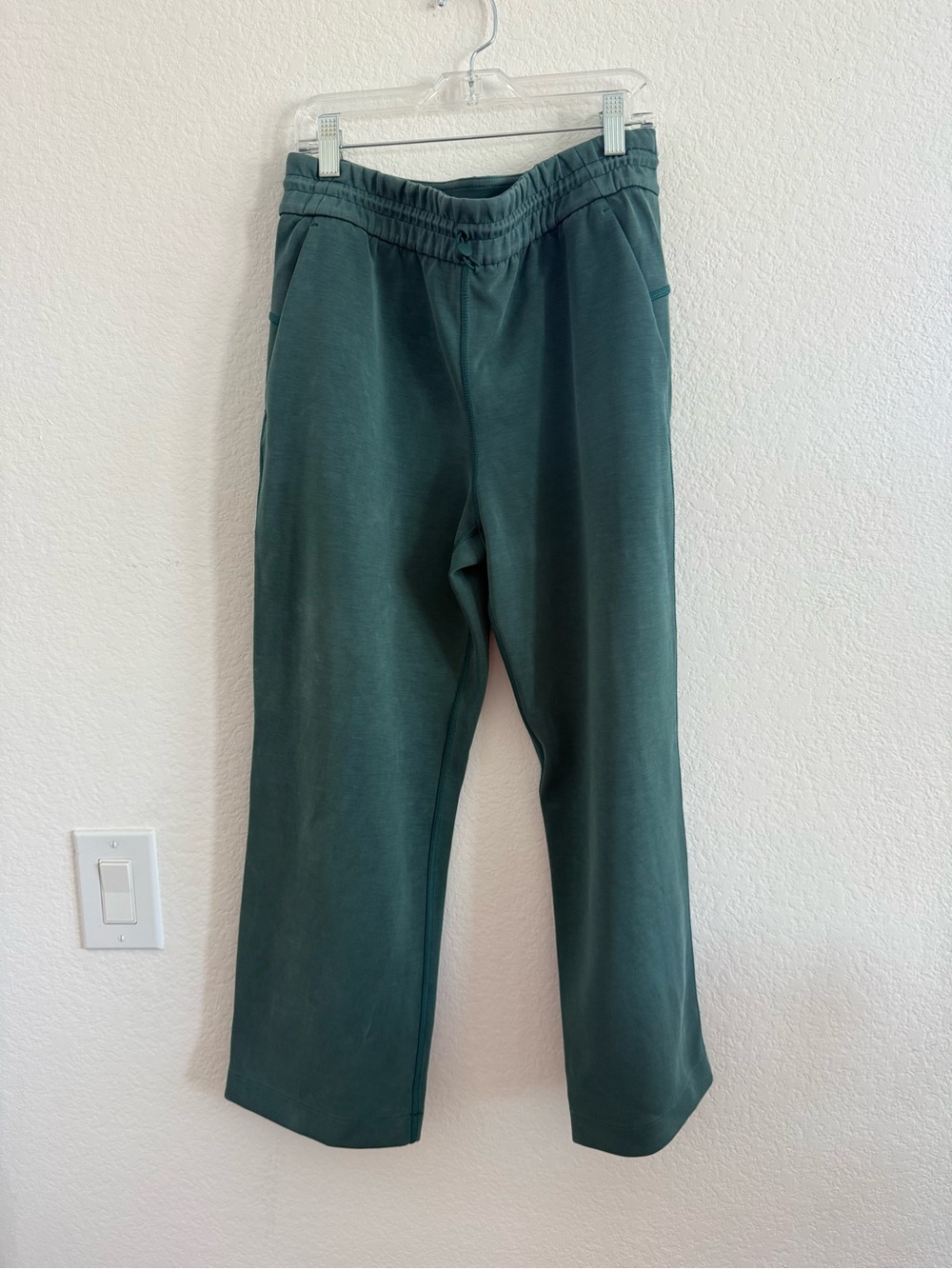 Lululemon Women’s Wide Leg Elastic Waist Capri Pants - Green